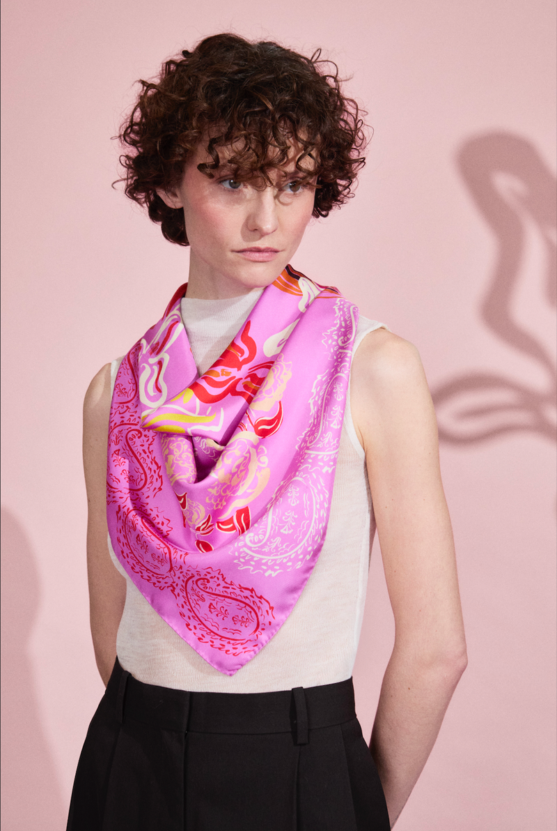6 ways to tie and wear a Silk carré scarf | PETITJEAN PARIS 6 ways to tie and wear a Silk carré scarf | PETITJEAN PARIS
