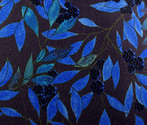 Notre housse de coussin 40cmx40cm forêt est lumineuse et poétique avec son motif bleu roy de feuilles, et se ferme par boutons nacrés.